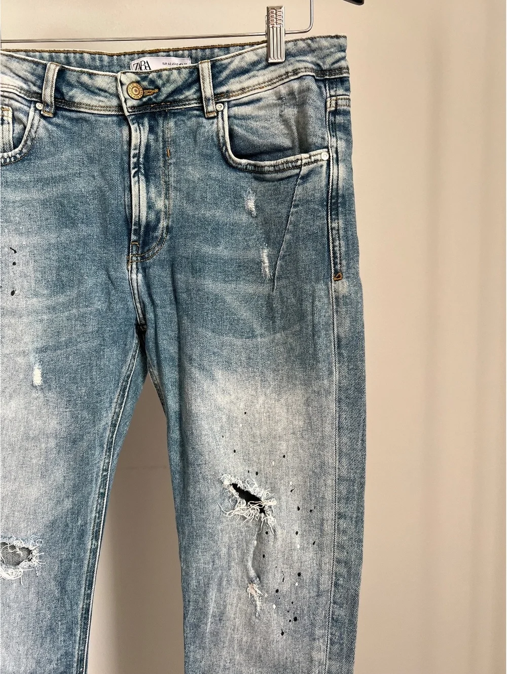 Zara Men’s Distressed Paint Splatter Jeans Size 32 Light Wash Slim Straight